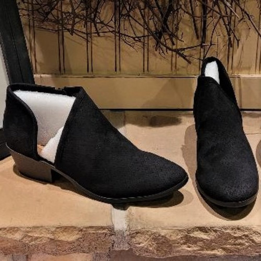 NWOT Soda Risk-S Womens Black Suede Cut-Out Perforated Ankle Booties (Size 10M)